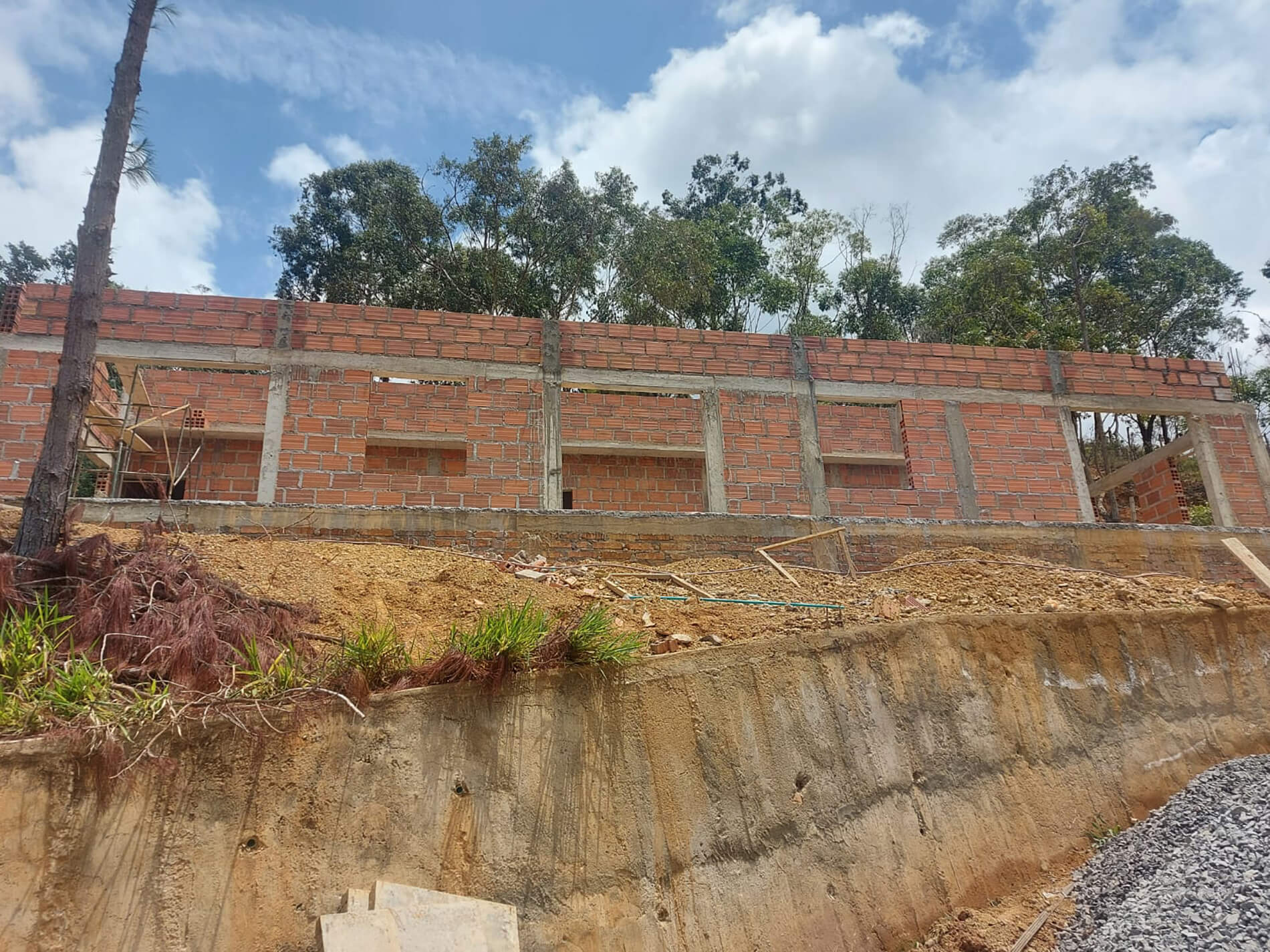 Eco-Retreat Colombia - picture of the brick walls being complete